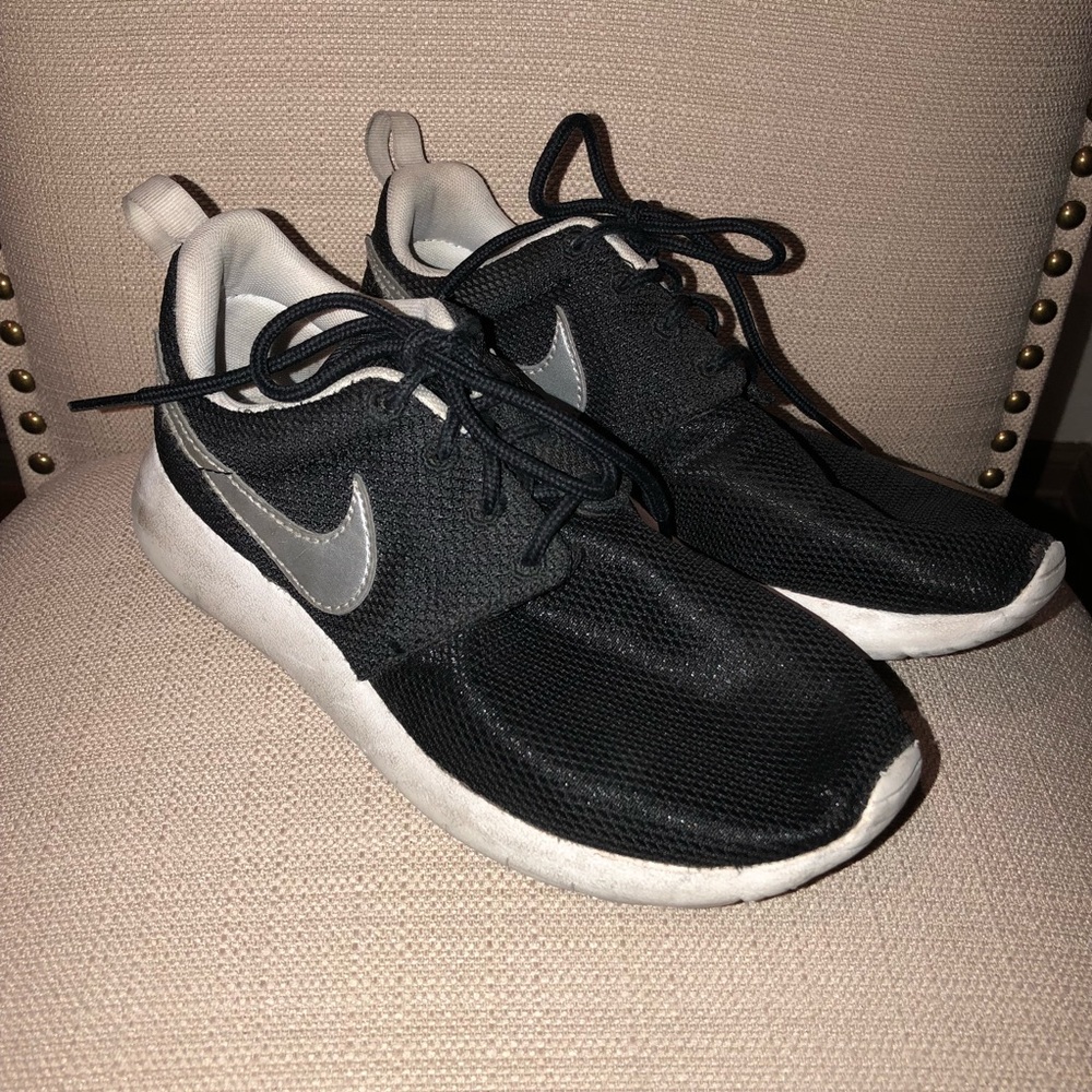 Black Nike Free Runs (Girls)